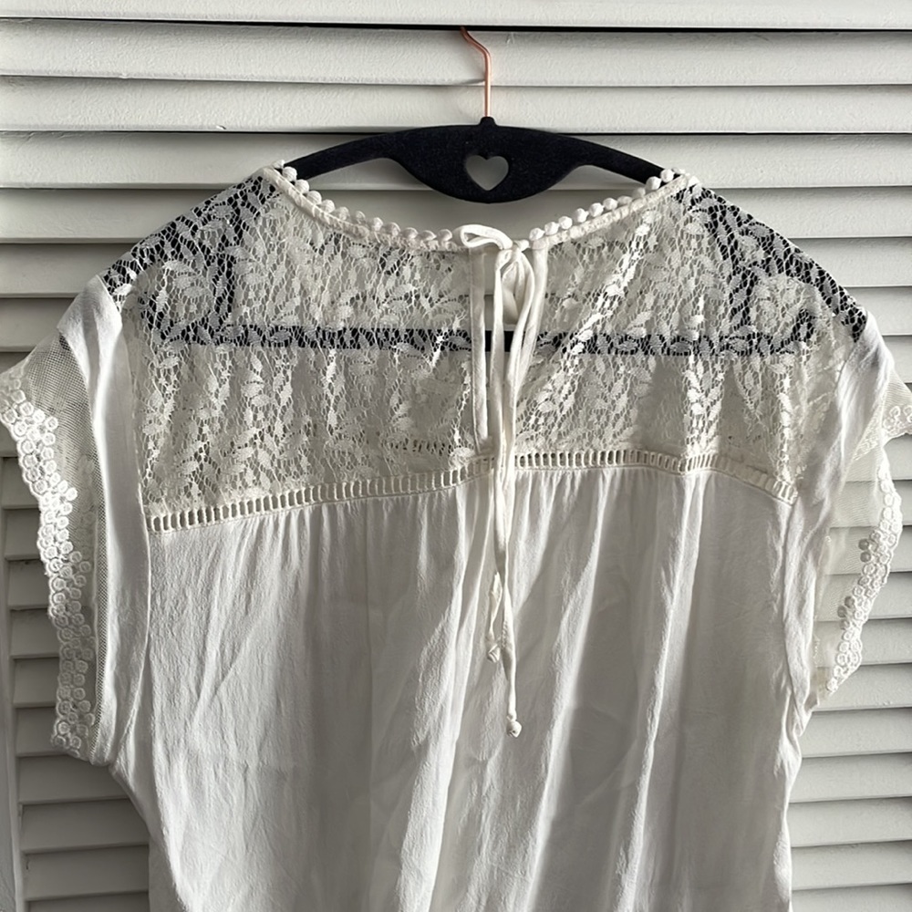 Danielrainn Delicate detailed crepe lacy flowy top Petite Large - Picture 5 of 6